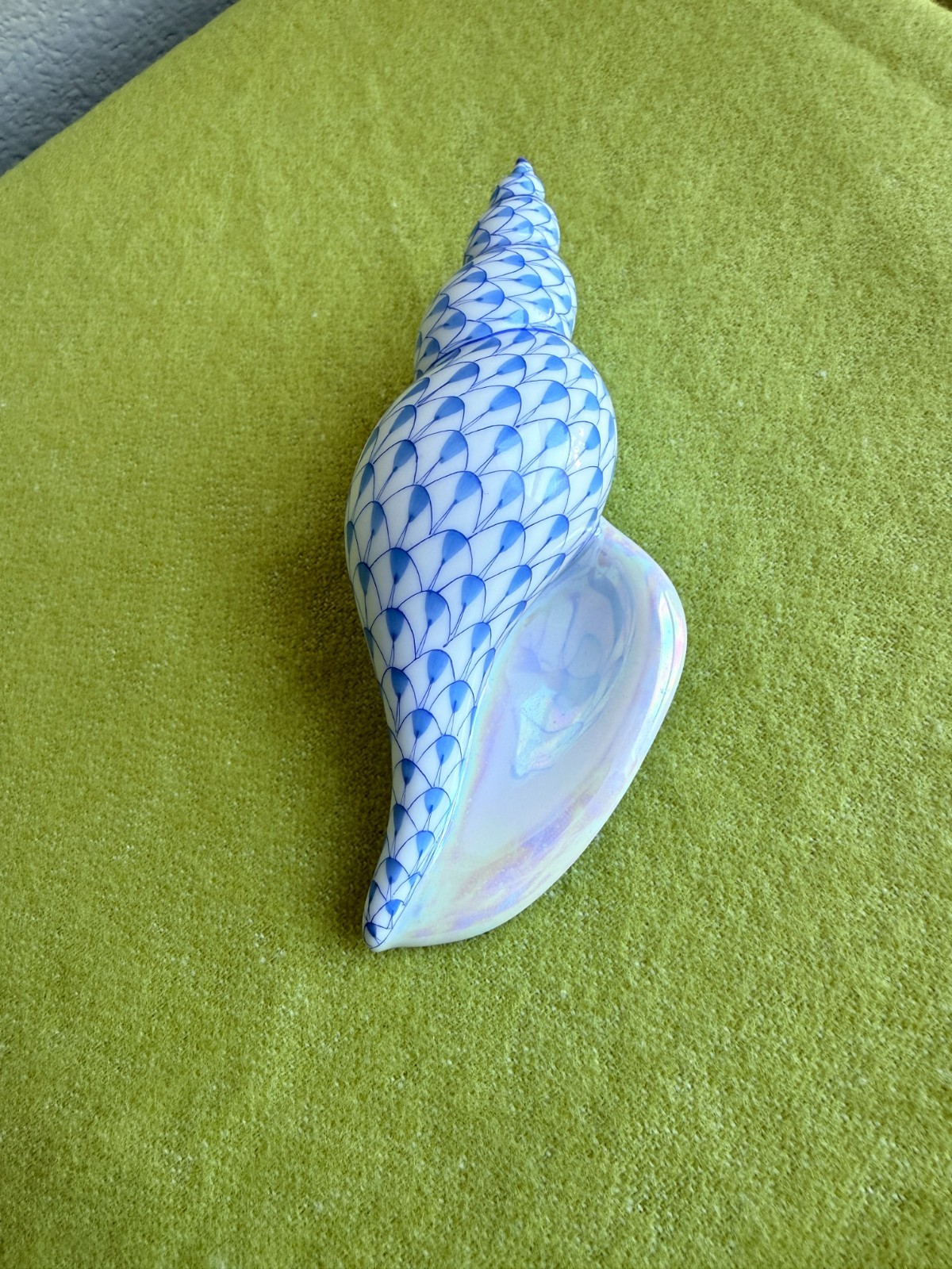 Herend Tulip Shell Figurine in Fishnet Blue (15535 VHB) with iridescent accents