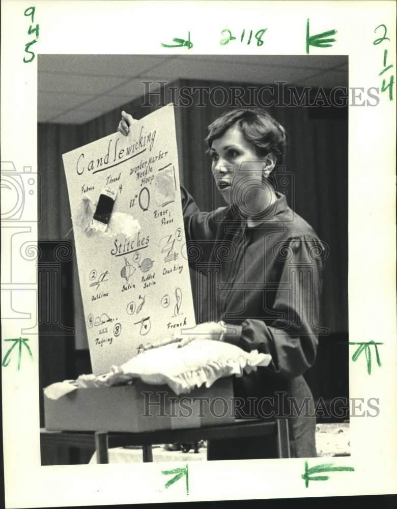 1983 Press Photo Sharon Rolando demonstrates candle wicking, Homemakers Council.