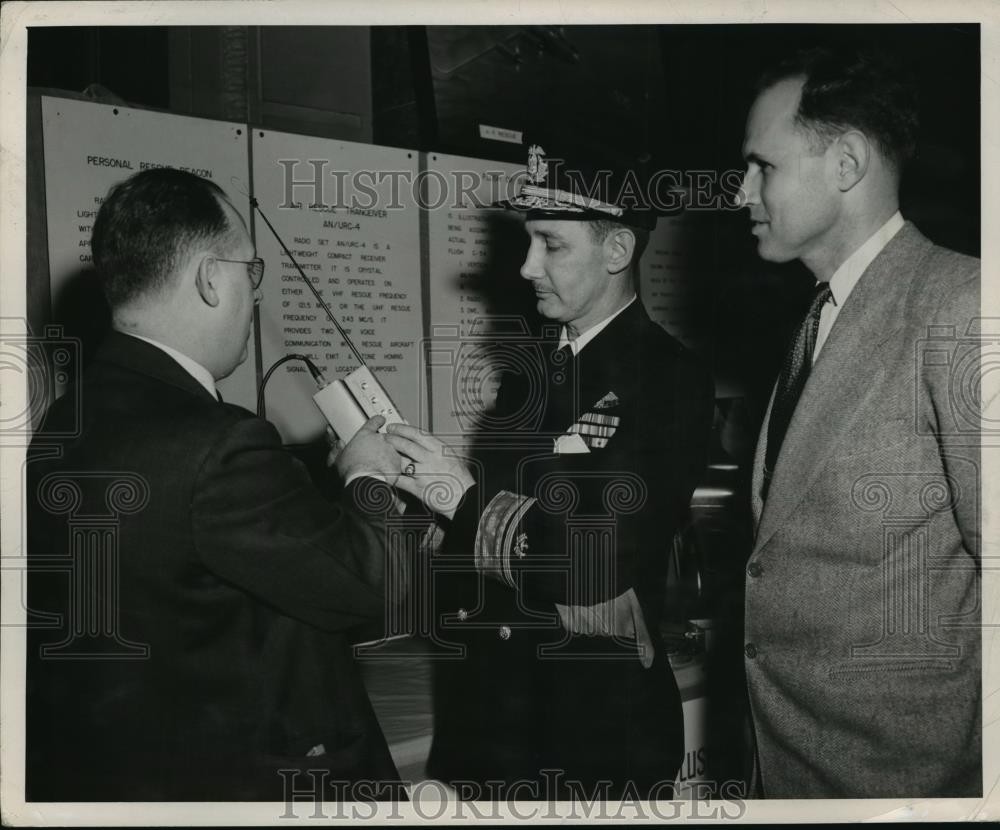 1950 Press Photo men inspect the USAF\'s new Portable Emergency Rescue Tranceiver