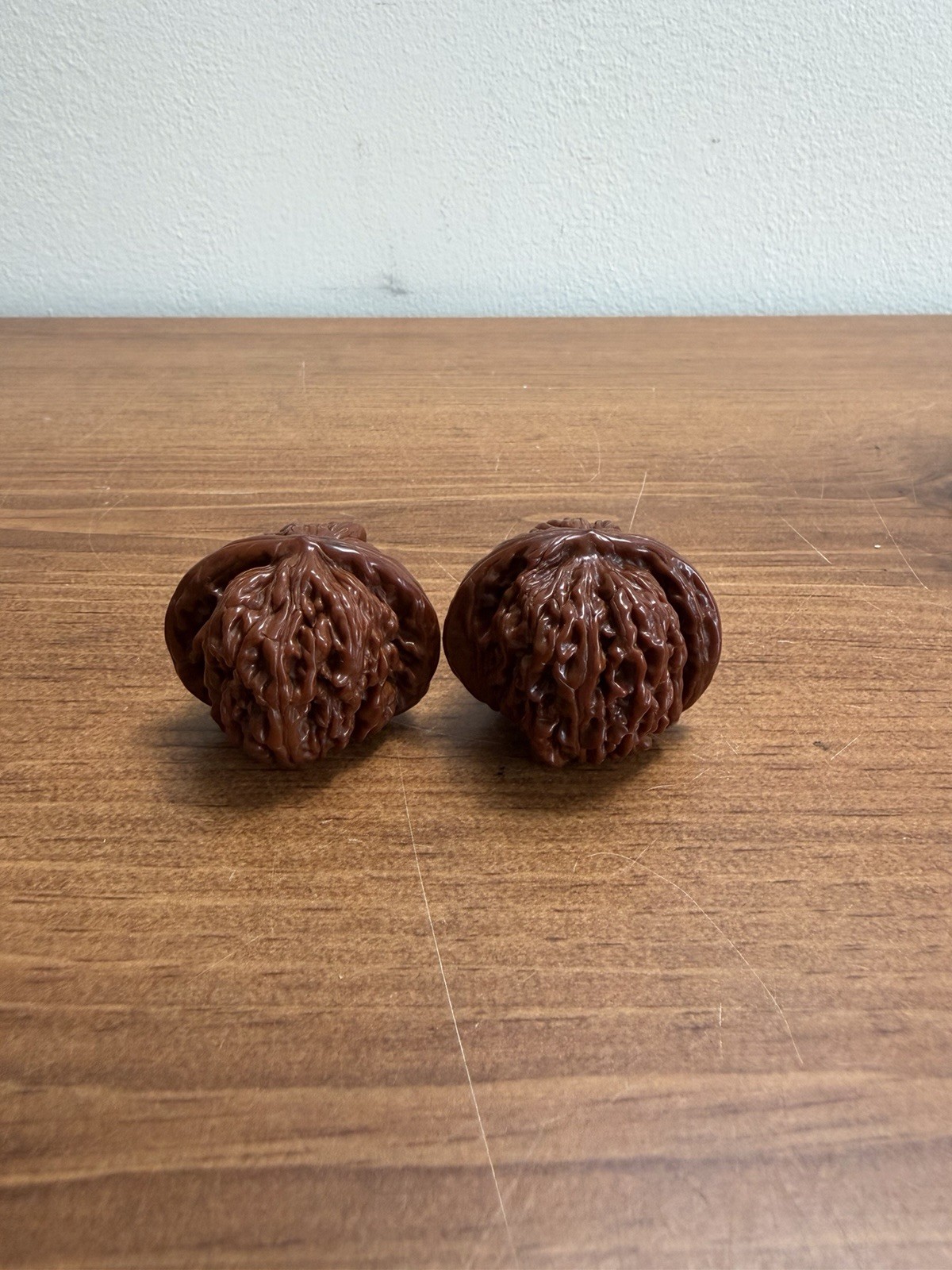 Pair of  Match Chinese Health Walnut 精品老树四座楼文玩核桃 42x38x33 机刷打底 盘了两年 配手套和刷子