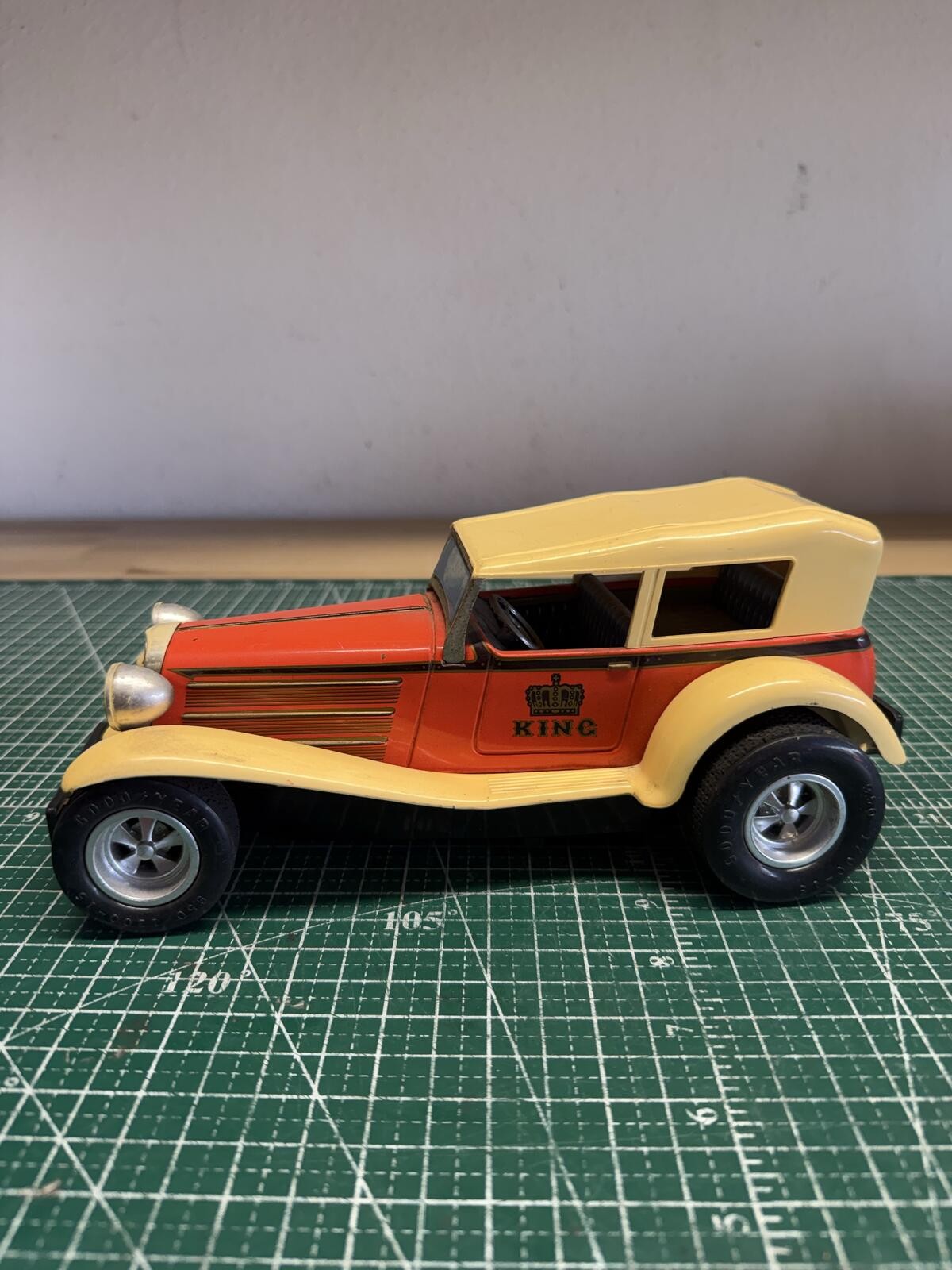 Vintage Japanese Taiyo Battery Operated King Speed Series Tin Litho Toy Car