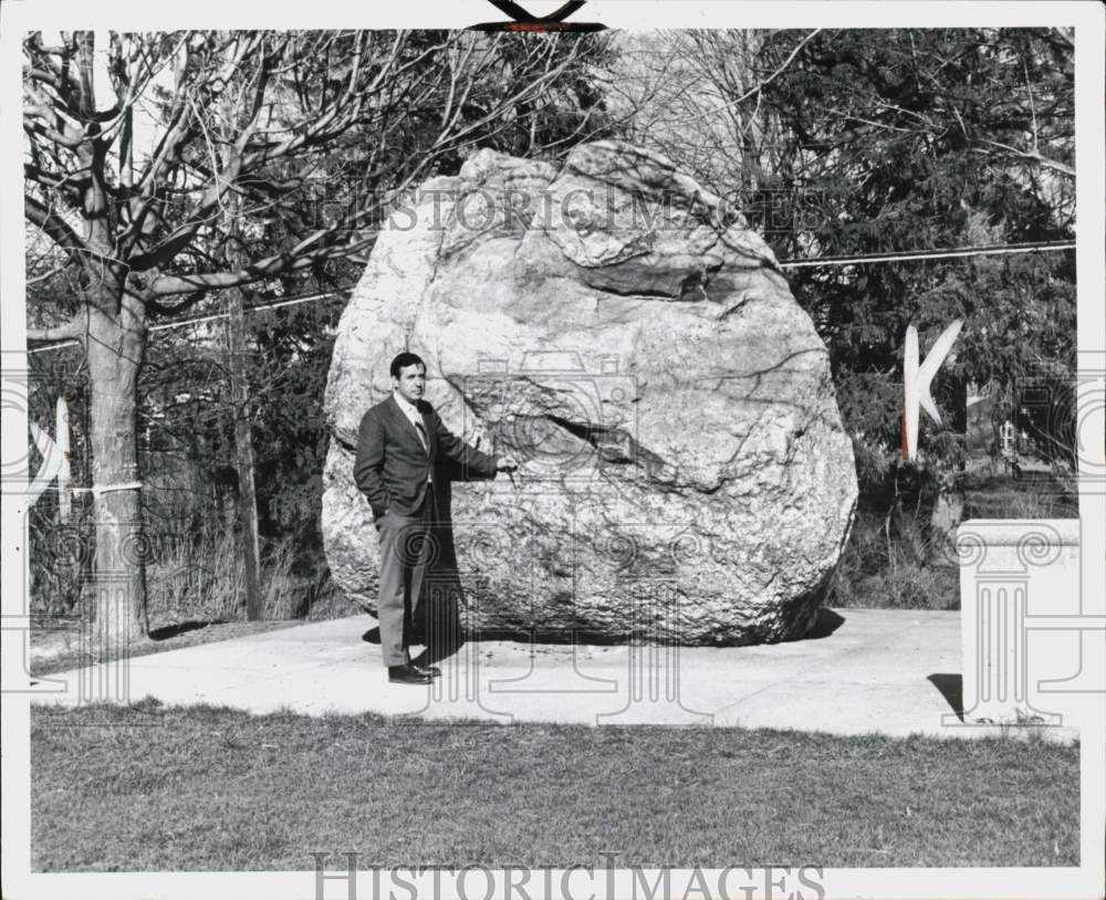 1972 Press Photo John Gillette stands beside granite boulder in Niles, Michigan