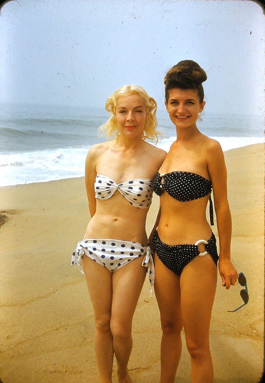c1950s Red Border Kodachrome Slide 2 GORGEOUS GALS BATHING SUITS POSING AT BEACH