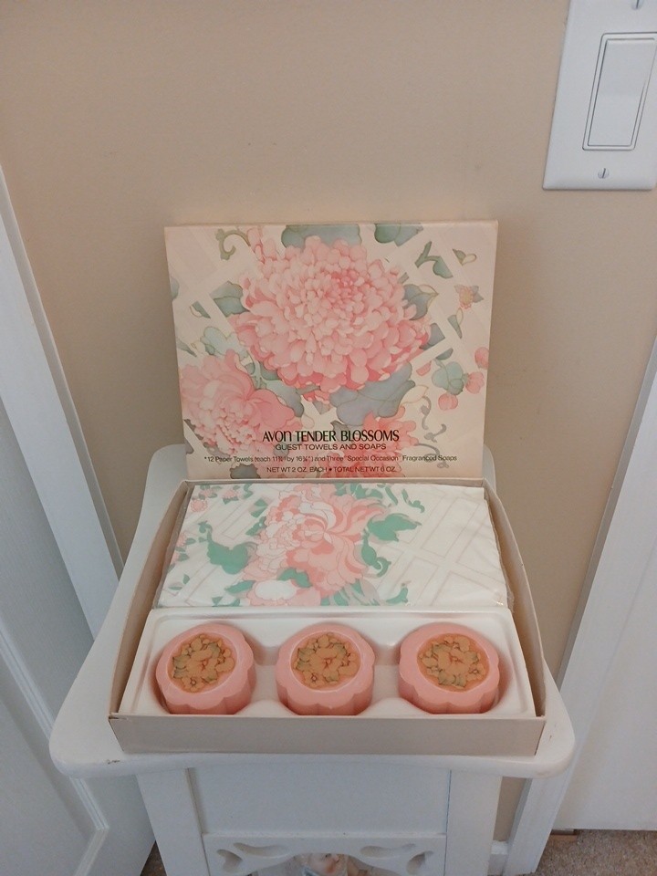 GRANNY CORE AVON TENDER BLOSSOMS Guest Towels & Soaps Boxed Set NIB Vtg.