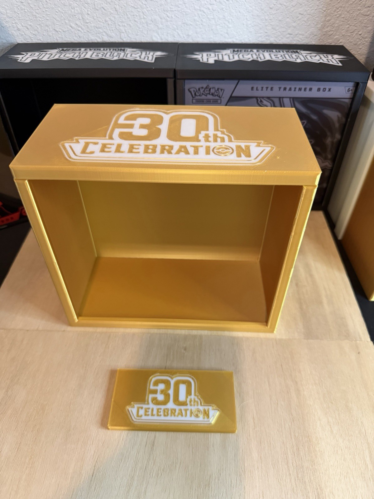 30th Anniversary Pokémon Gold ETB Display Case + 30th Anniversary Logo Tag