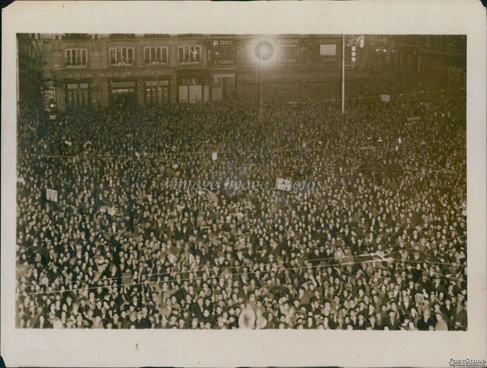 News Enormous Crowd Meets In Street Under Trolley Car Lines Event Photo 6x8