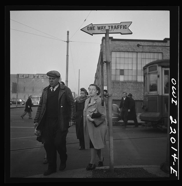 Photo:Baltimore Maryland 1943 Workers Catching Streetcar One Way Traffic