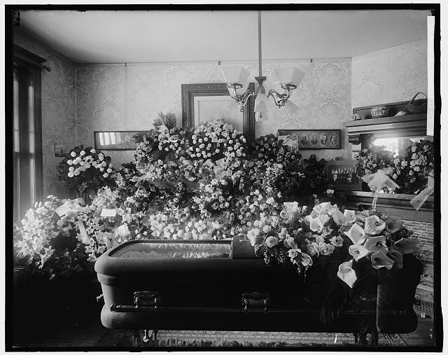 Photo:RAYMOND, V.L., MISS. CASKET