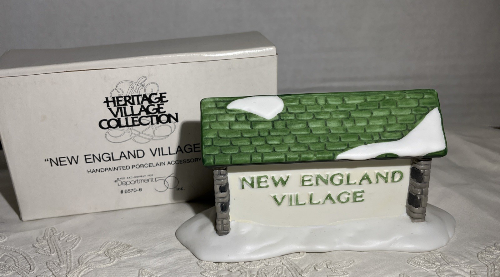 VTG RETIRED Department 56 Dickens Village Ceramic Welcome Sign (585)