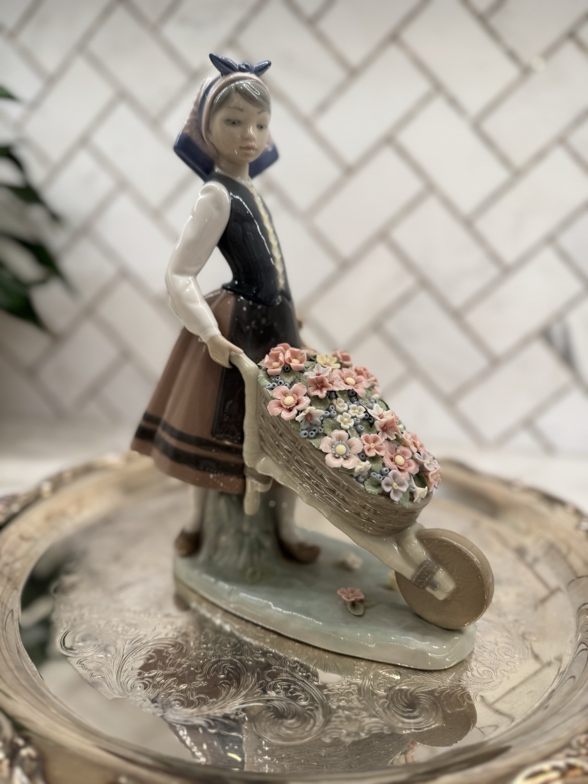 Vintage Lladró Porcelain Figurine “Love’s Tender TokensHandSigned and Dated 1992