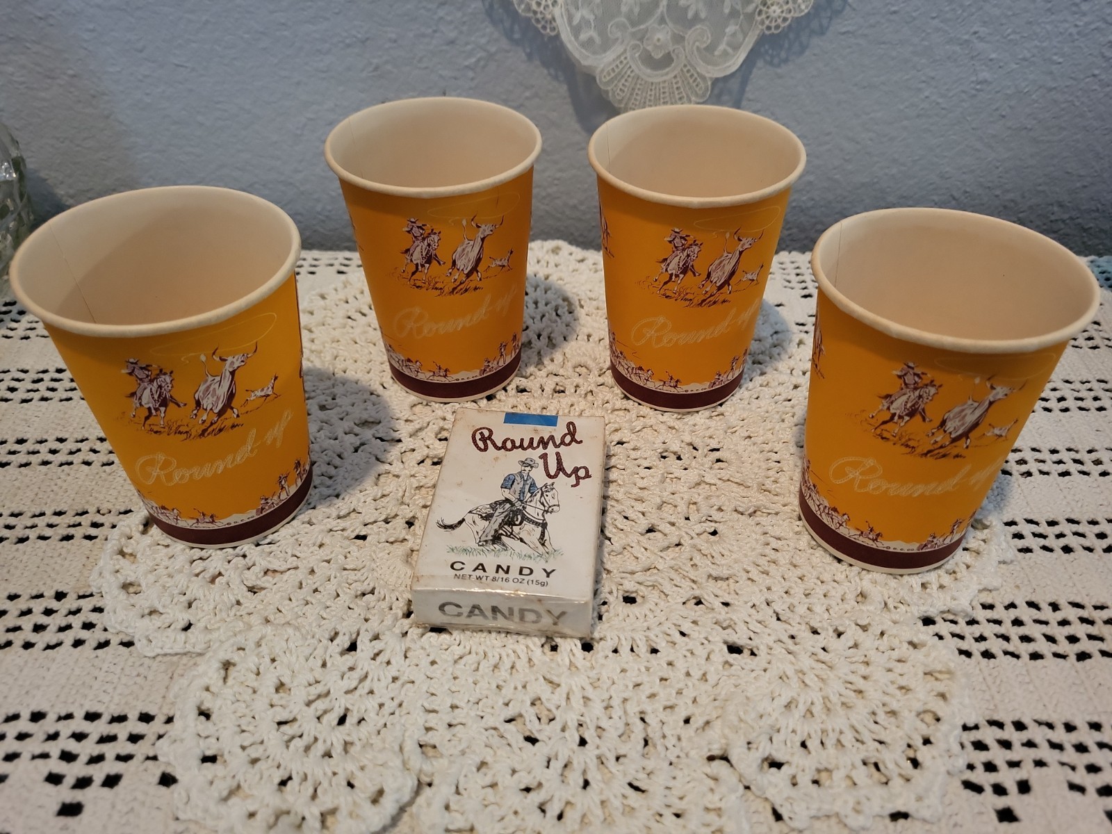1950s Vtg 9oz Disposable Dixie Cups  “Round-Up Design” 4 Cups & Candy In Package