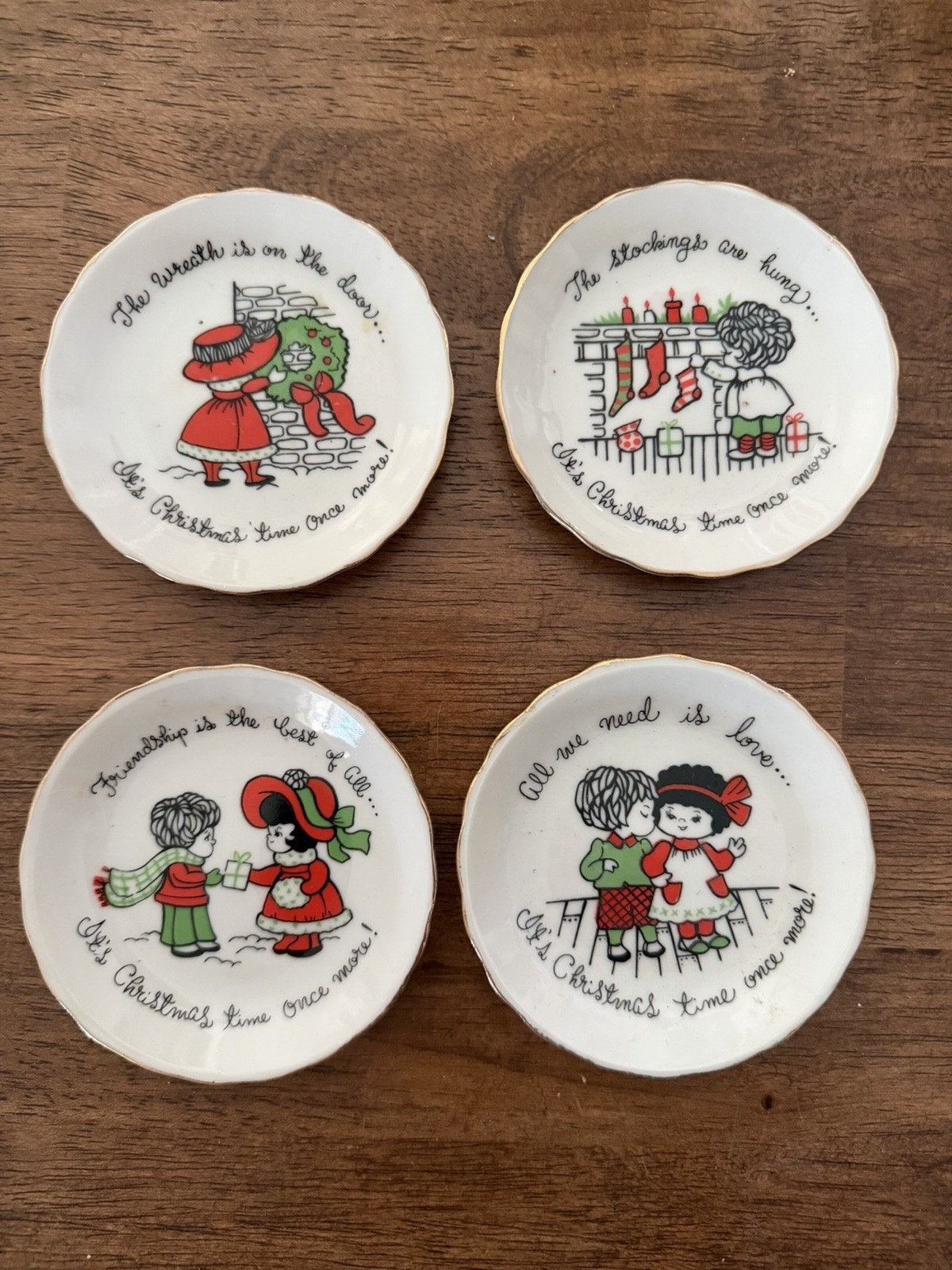 VINTAGE 1976 ENESCO MINI CHRISTMAS PLATES set of 4 no box adorable 