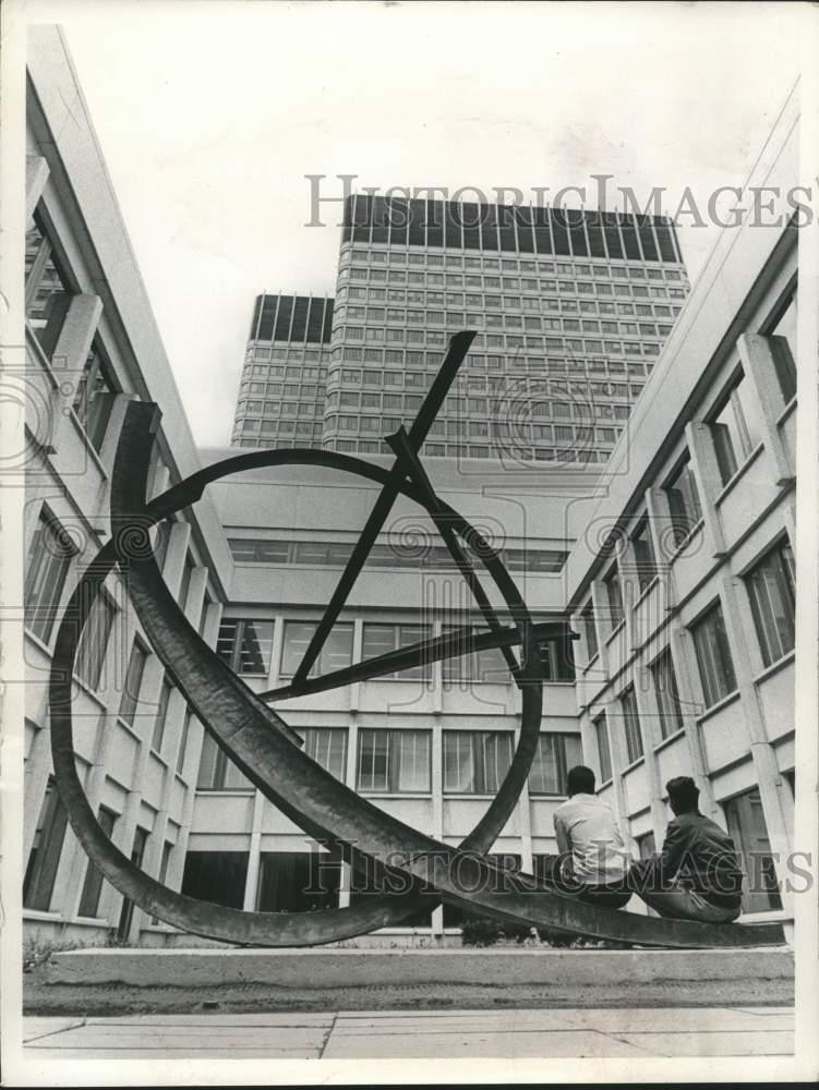 1969 Press Photo Art By Herbert Ferber in Front Of The John F. Kennedy Center