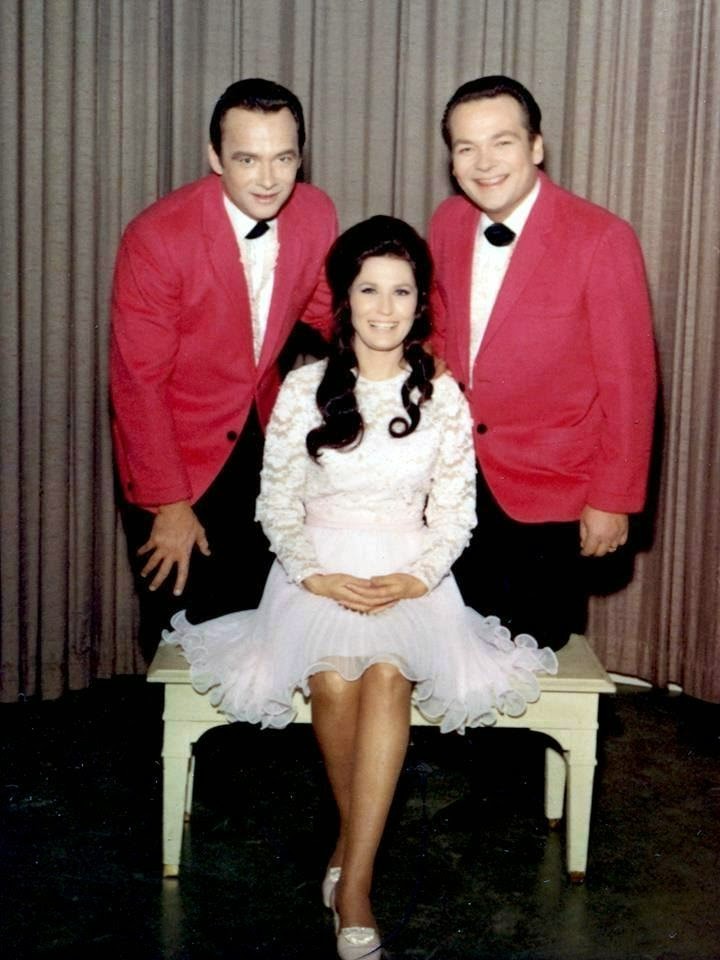 BEAUTIFUL LORETTA LYNN (4)5X7 PHOTOS