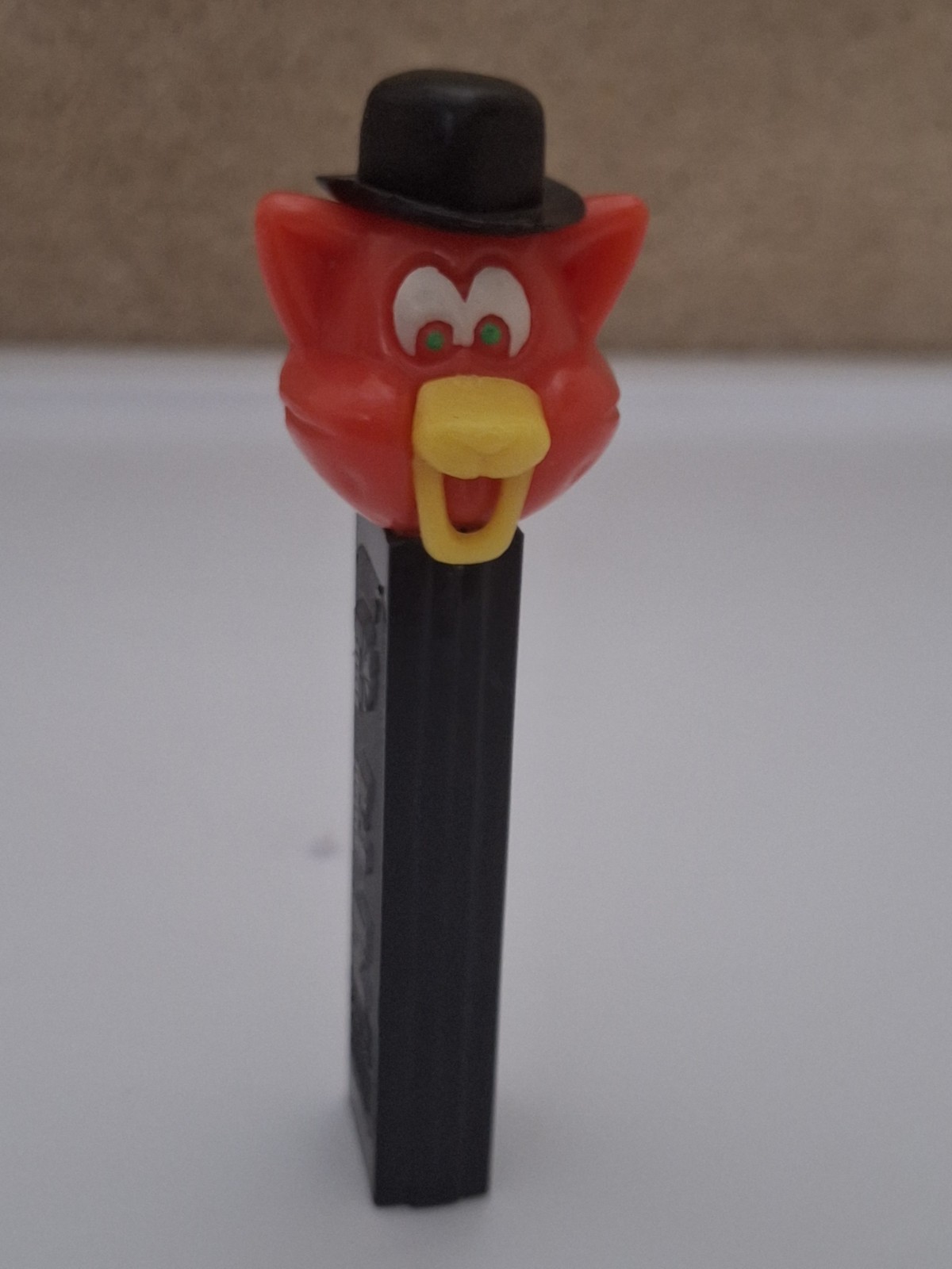 Vintage 1973 No Feet PEZ Red Yellow Cat w/ Black Hat & Black Stem Hong Kong 3.9