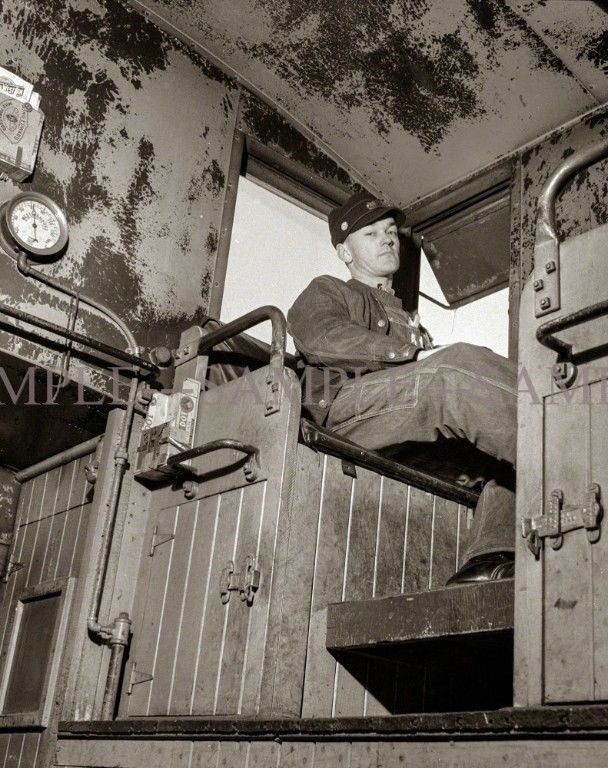 1943 ATCHISON TOPEKA & SANTA FE Rear Brakeman RAILROAD 4x6 Borderless PHOTO