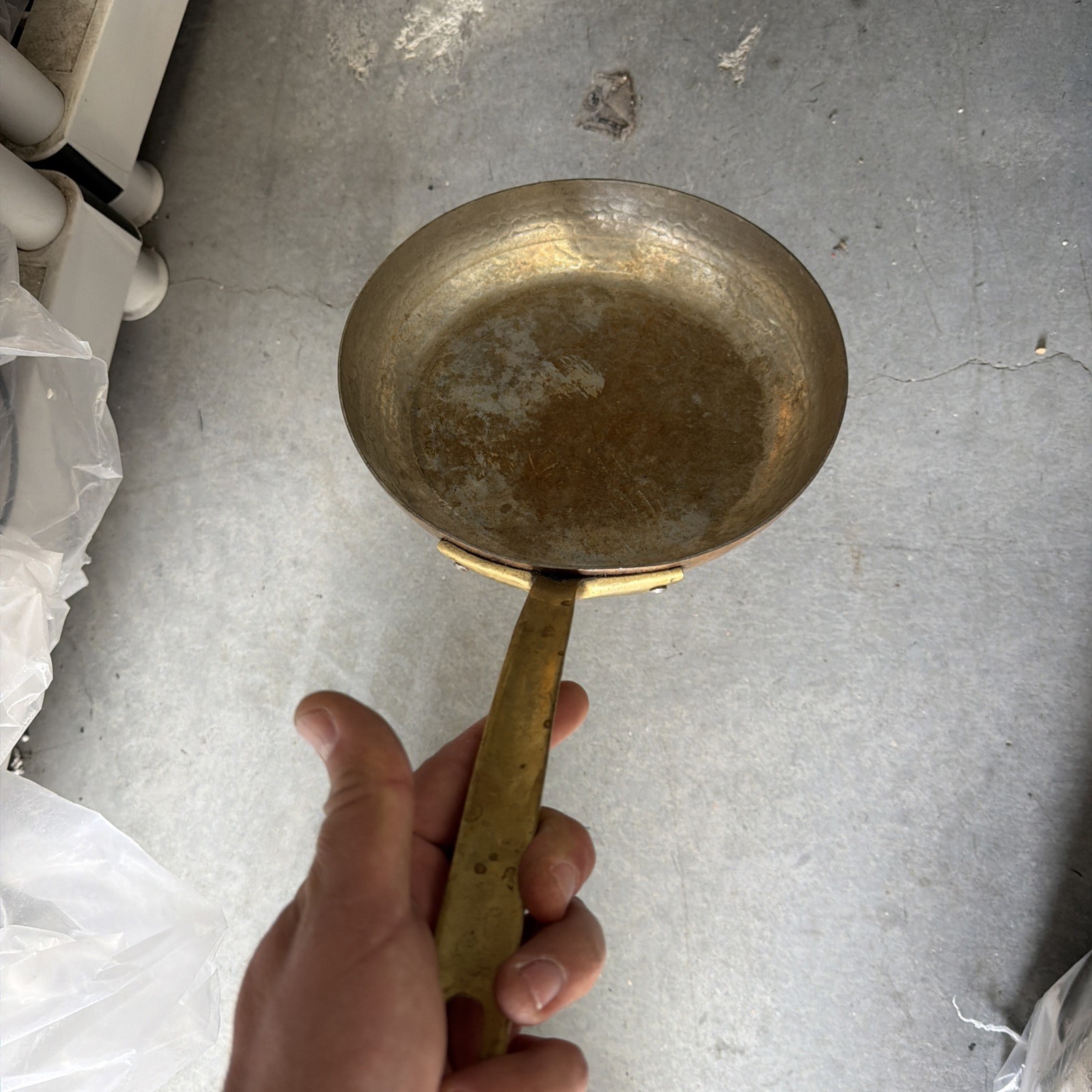 Vtg Hammered Copper Skillet Fry Pan 3-Rivet Brass Handle Stain Needs Cleaning