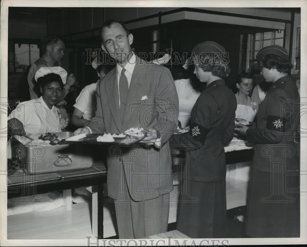1951 Press Photo Frank Pace, Jr. Joins Chow Line at WAC Center, Fort Lee, VA