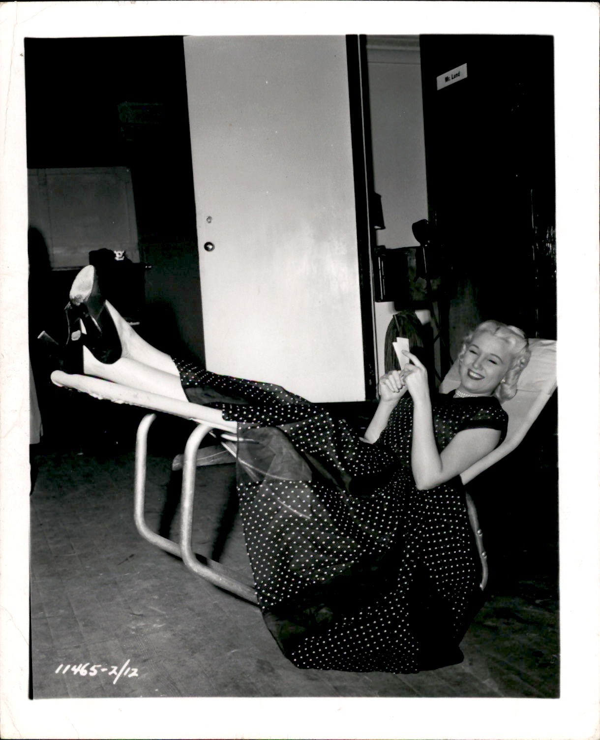 CGE74 Original Photo JAN STERLING RESTS HER TOOTSIES ON-SET 