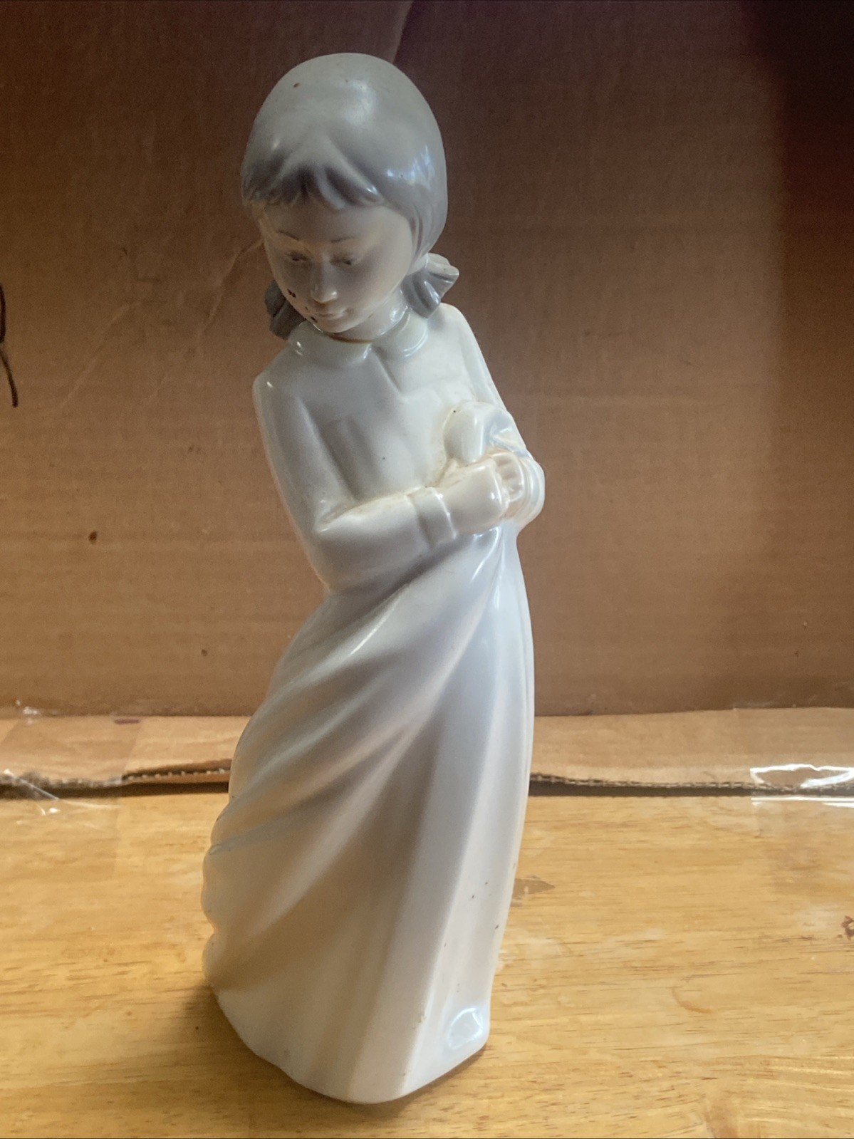 NAO by Lladró Porcelain Figurine “Girl Night-Dress With Blanket. Spain
