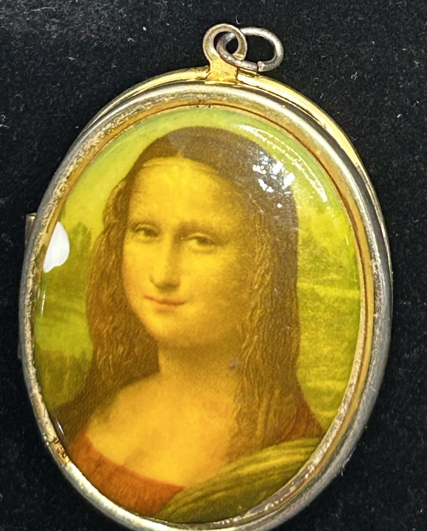 Vintage Mona Lisa Oval Locket Trinket Gold Tone Case Pendant Leonardo Da Vinci