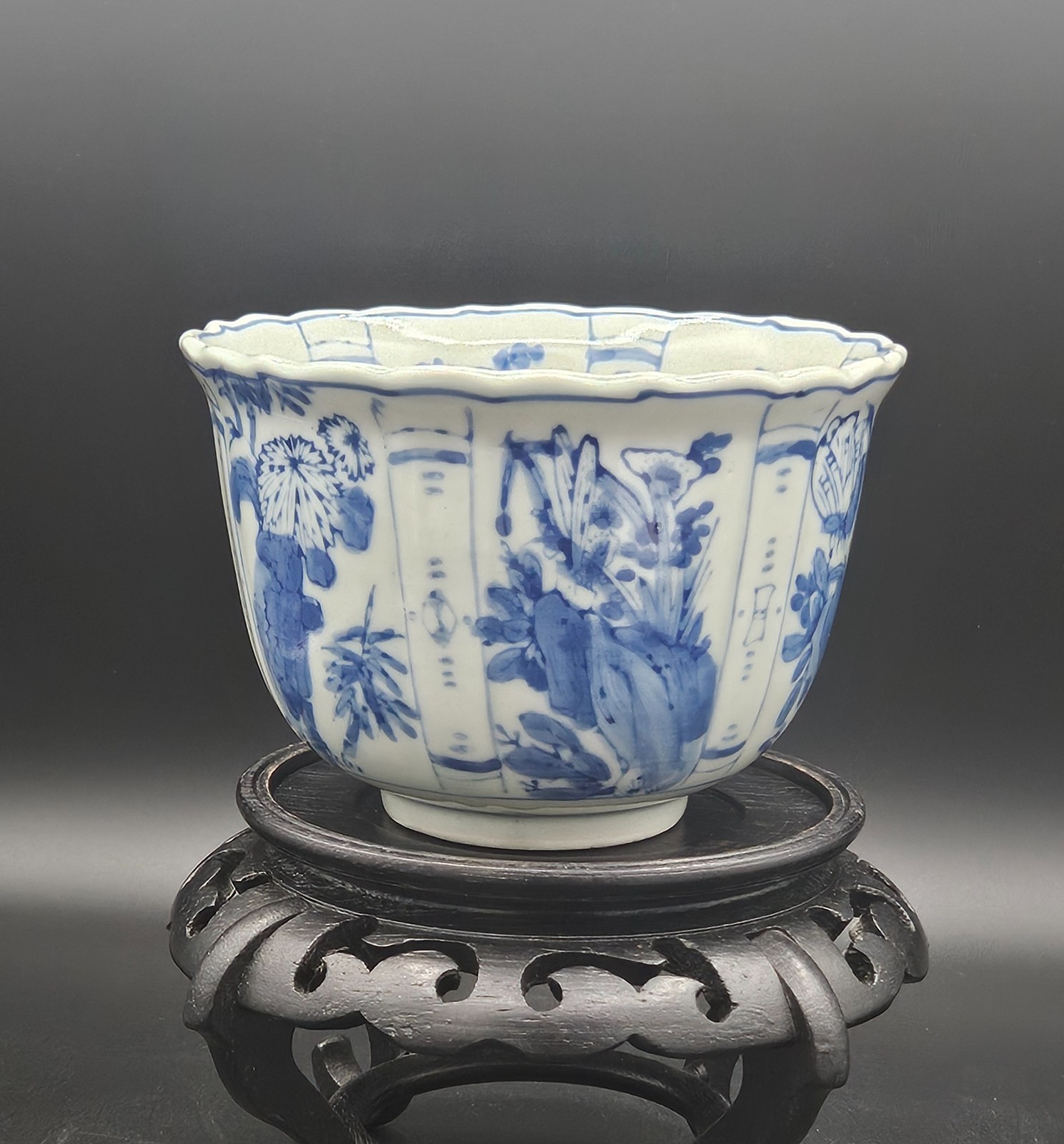 Marked Great Ming Zhengde period. 3.5 inch tall.  Crowcup Chinese Blue White.