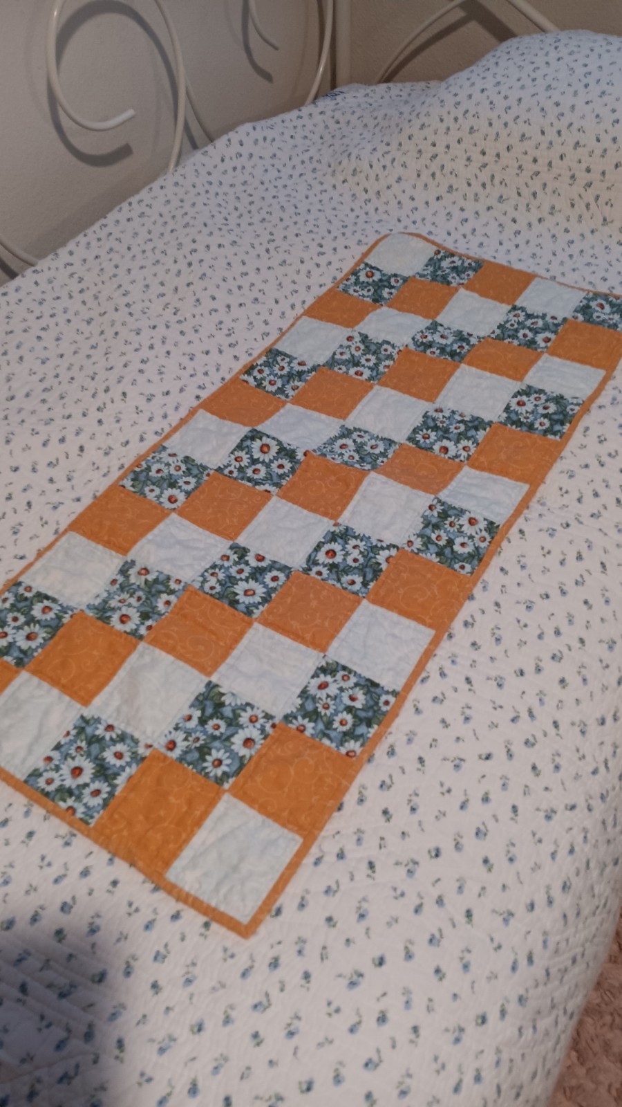 Vintage Handmade Quilted Table Runner Daisy Design 