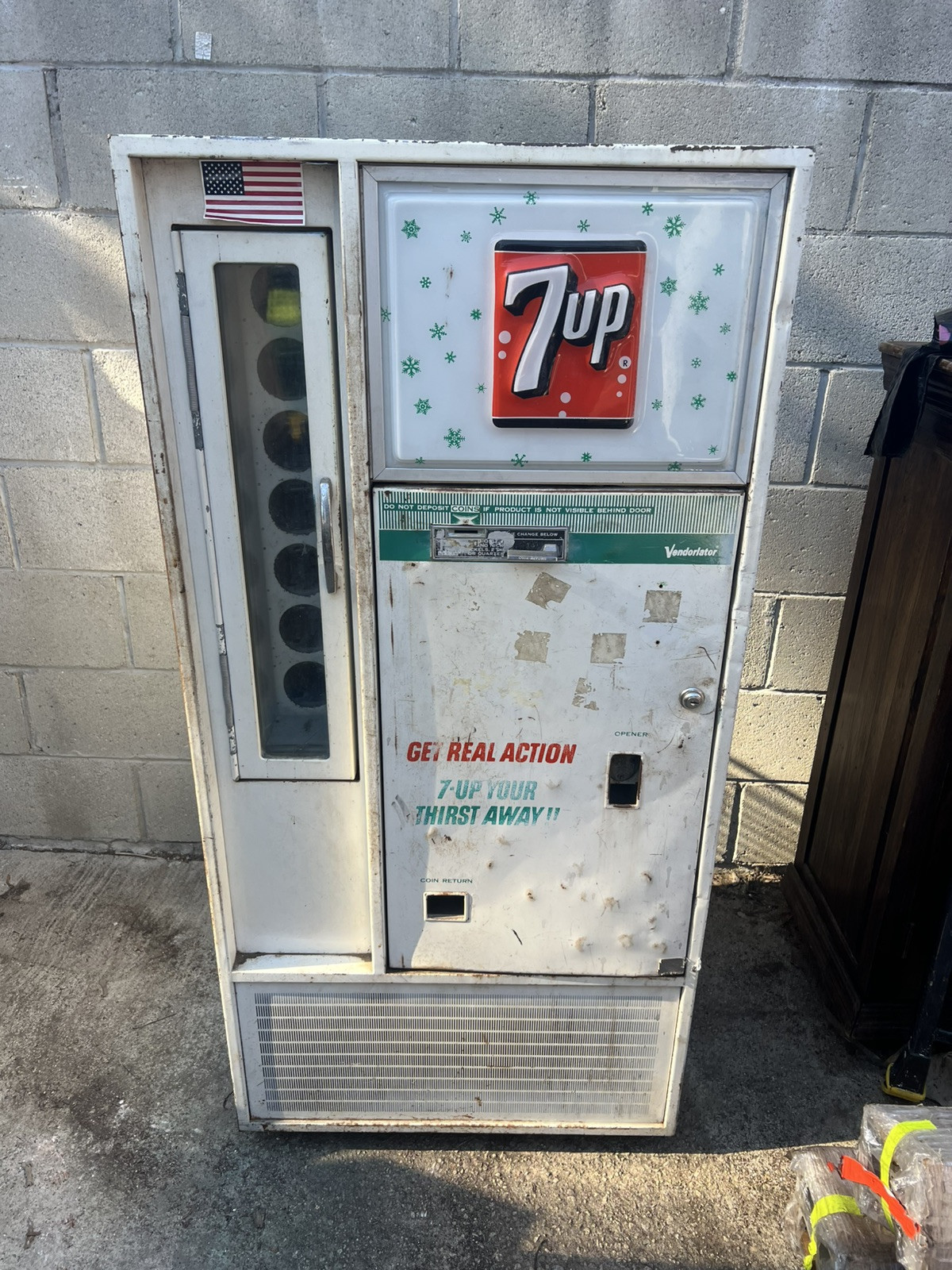 Vintage 1960\'s Vendorlator 7Up Seven Up Machine