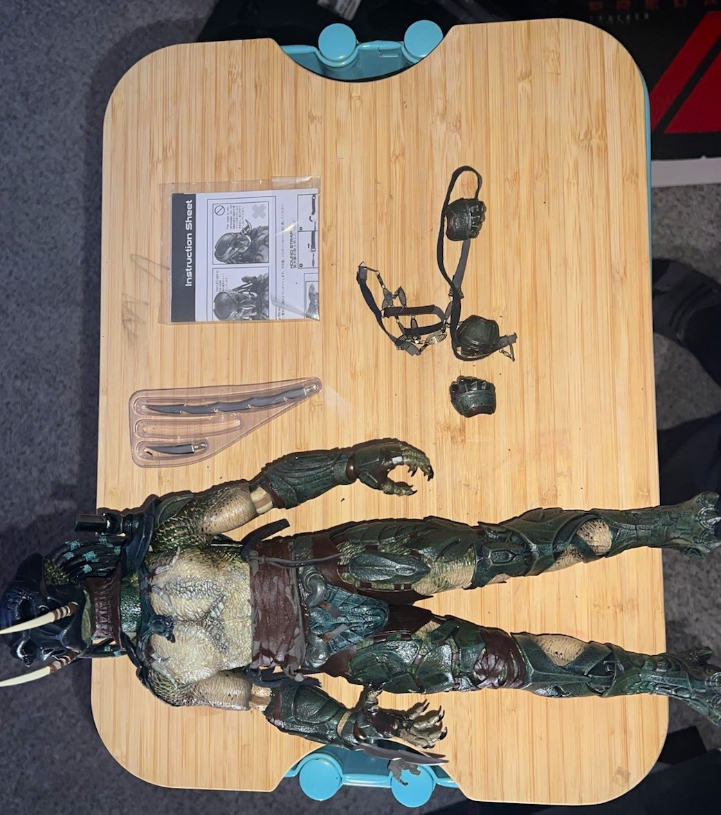 Hot Toys 1/6 PREDATOR  MMS147 MIB. Damaged and missing tracker hound