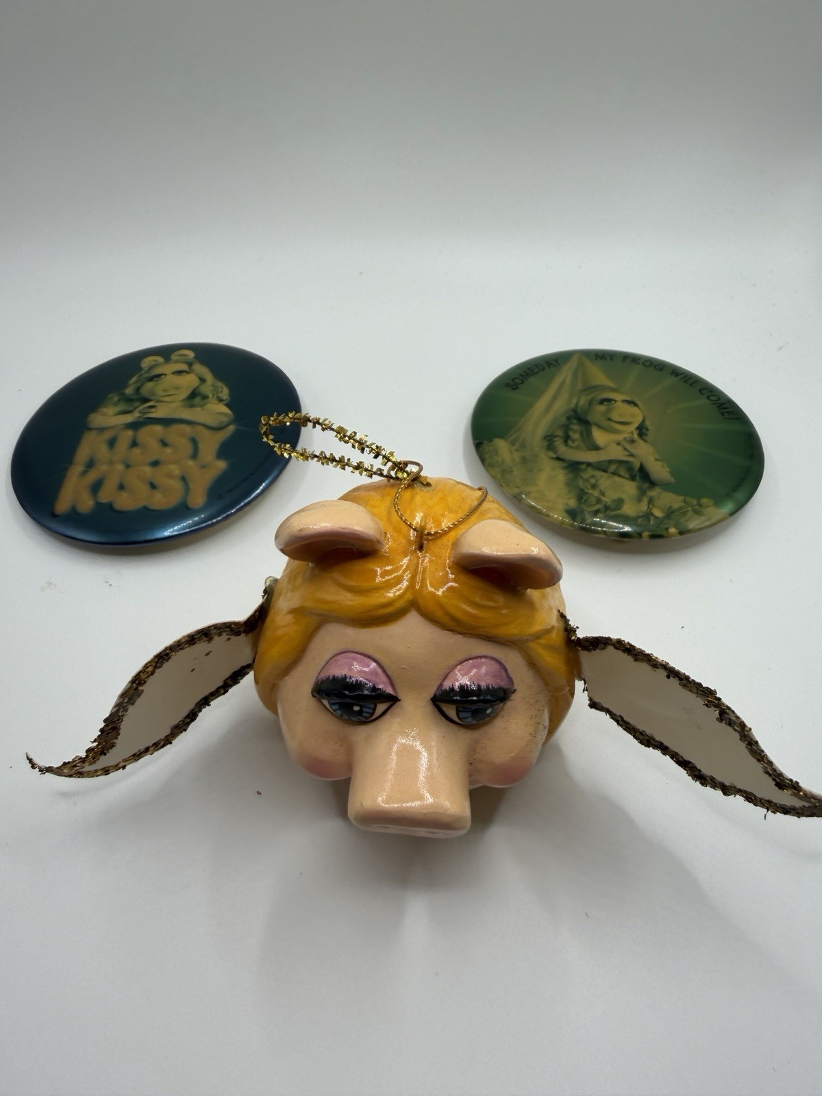 Vintage 1981 Miss Piggy Muppets Lot Hallmark Buttons Ornament Kissy Kissy