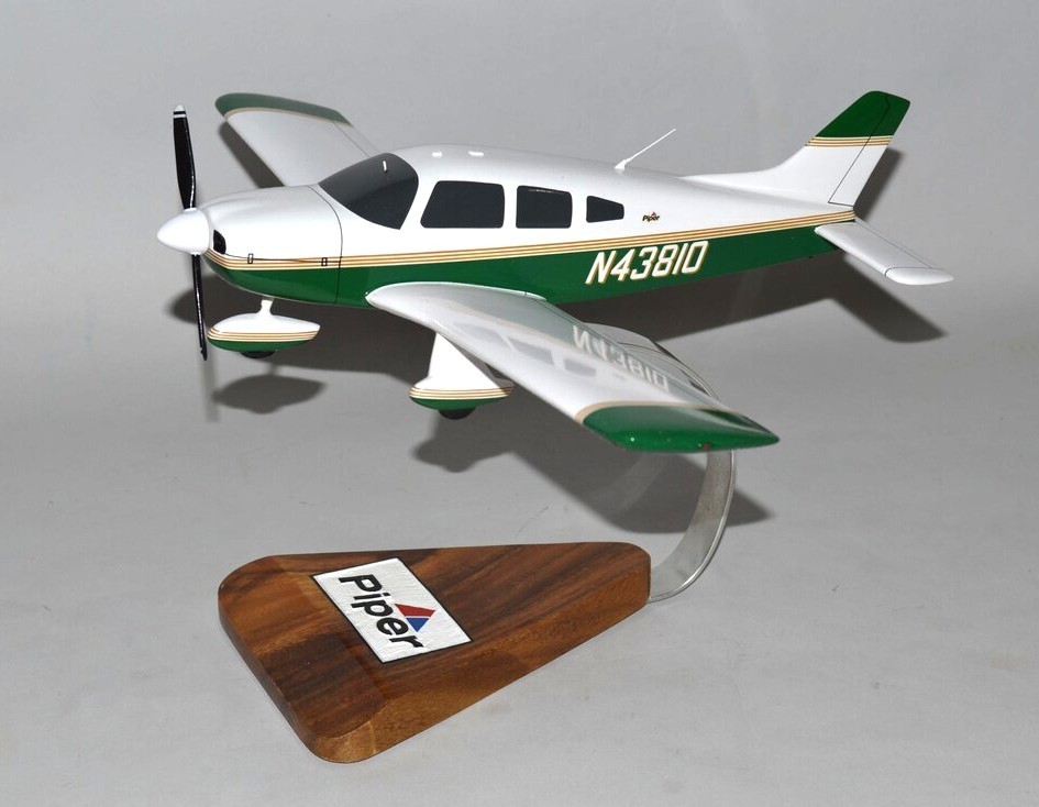 Piper PA-28 Cherokee Archer Dakota Warrior N43810 Desk Model 1/32 SC Airplane