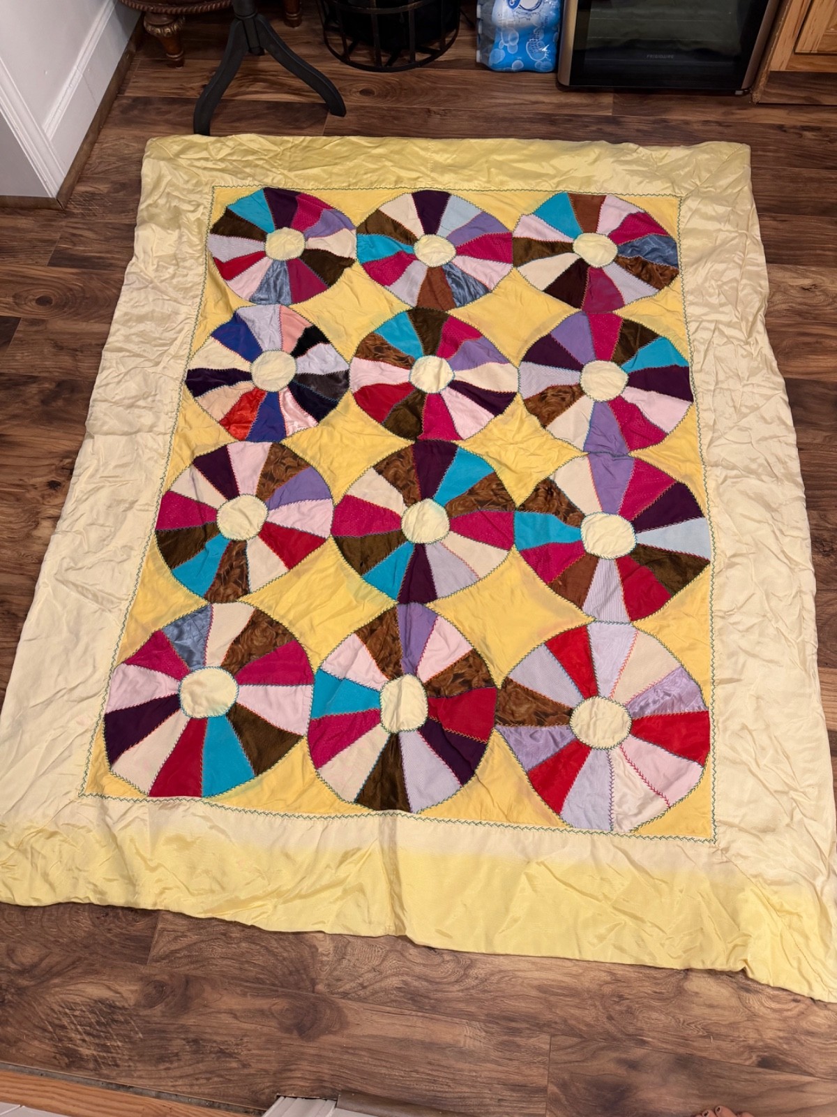 Beautiful vintage handmade Dresden Plate-style patchwork quilt/bedspread