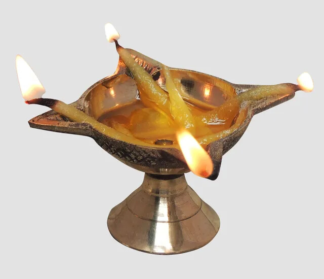 Brass Diya 4 Wicks Oil Lamp Aarti Arti Pooja Deepak Diwali Puja 1.7*1.7*1.4 inch