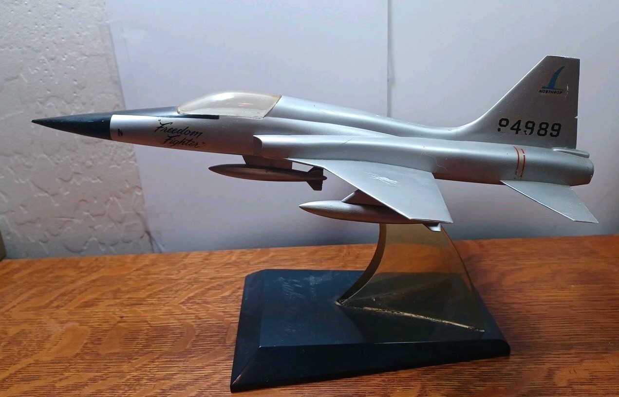 USAF  F-5 Model Freedom Fighter Contractors Model w/Stand 13 