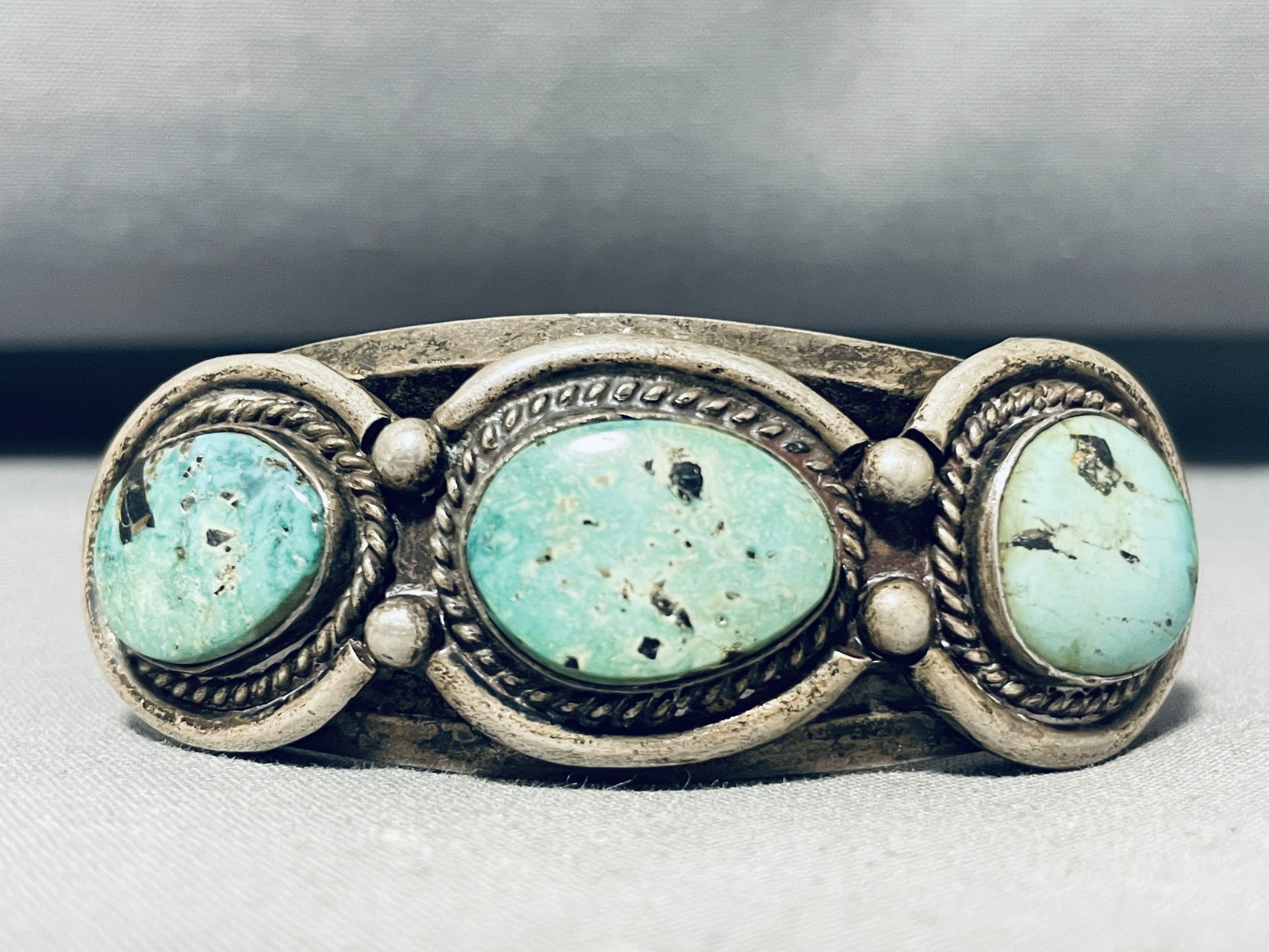 NOTEWORTHY VINTAGE NAVAJO 3 ROYSTON TURQUOISE STERLING SILVER BRACELET