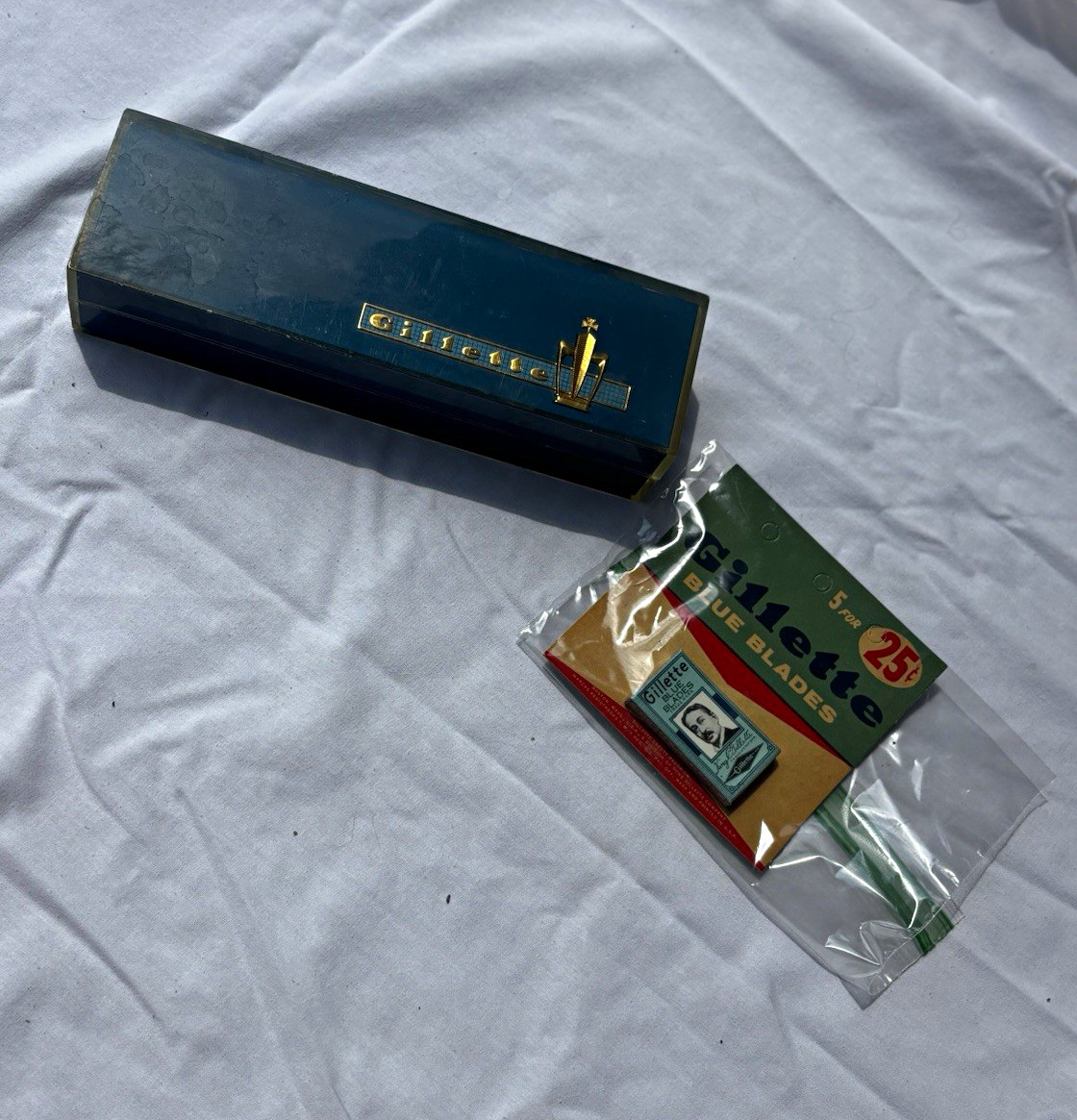 Gillette Double Edge Safety Razor Metal Case w/ Blade Dispenser & Blades