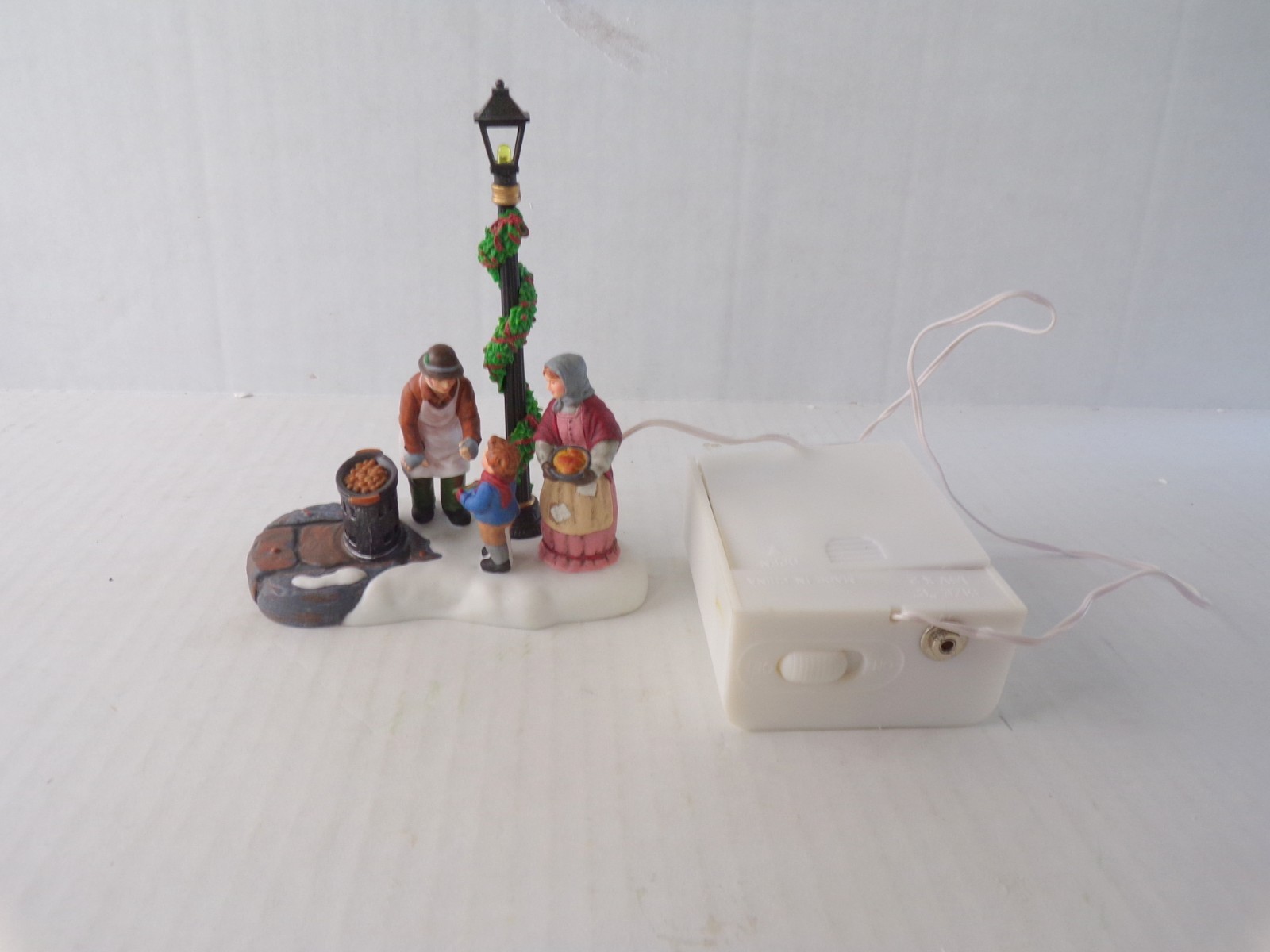 Vtg 2002 DEPT 56 Dickens' Village CHESTNUT VENDOR Lighted Lamp Post