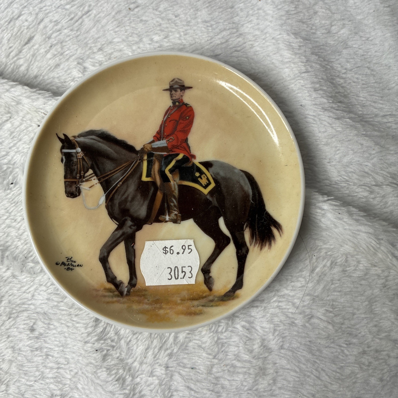 CANADIAN MOUNTIE (MOUNTED POLICE) DECORATIVE OPTIONAL HANGING & STAND PLATE 1984