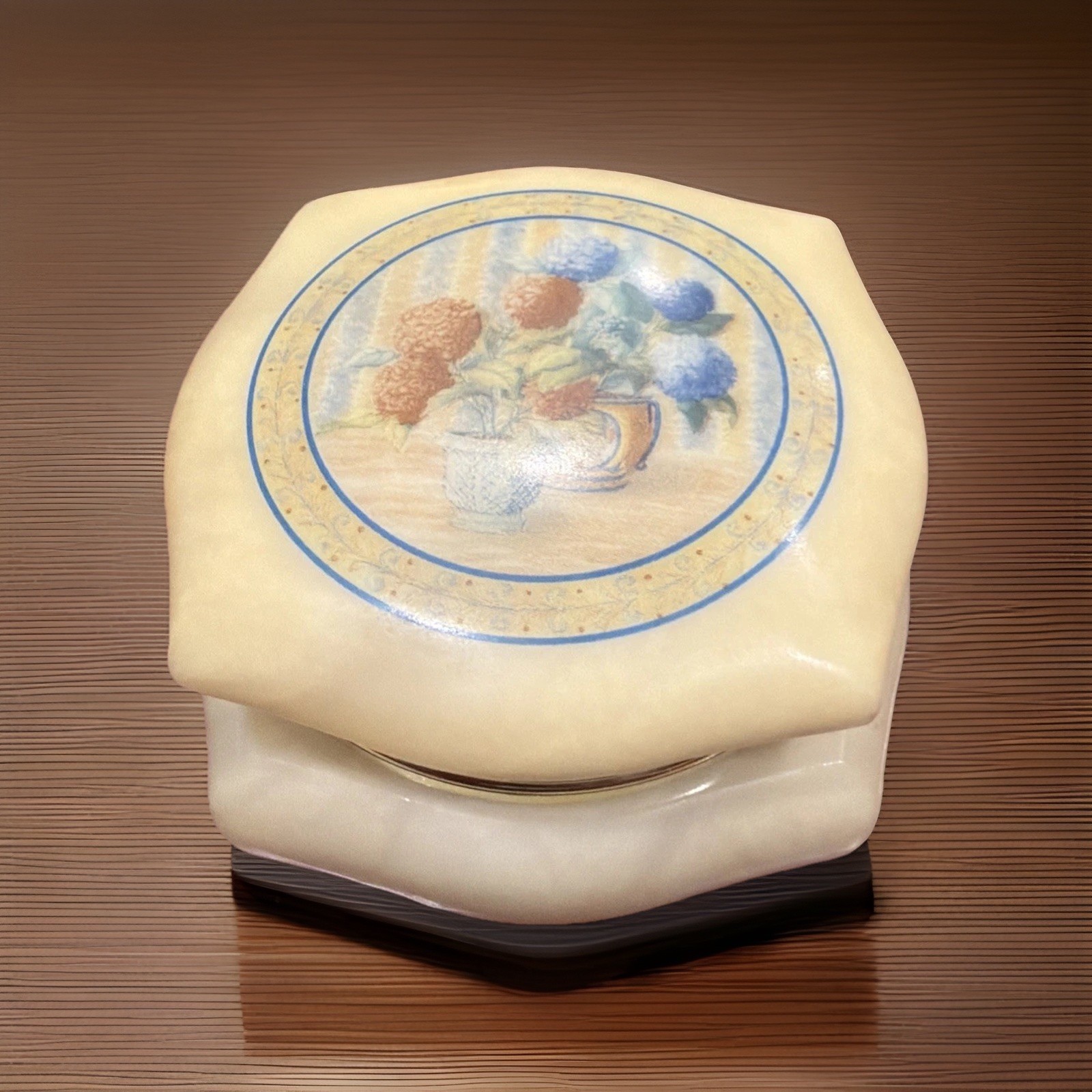 Vintage Genuine Alabaster Trinket Box - - Made In Italy- Great Condition 3” W