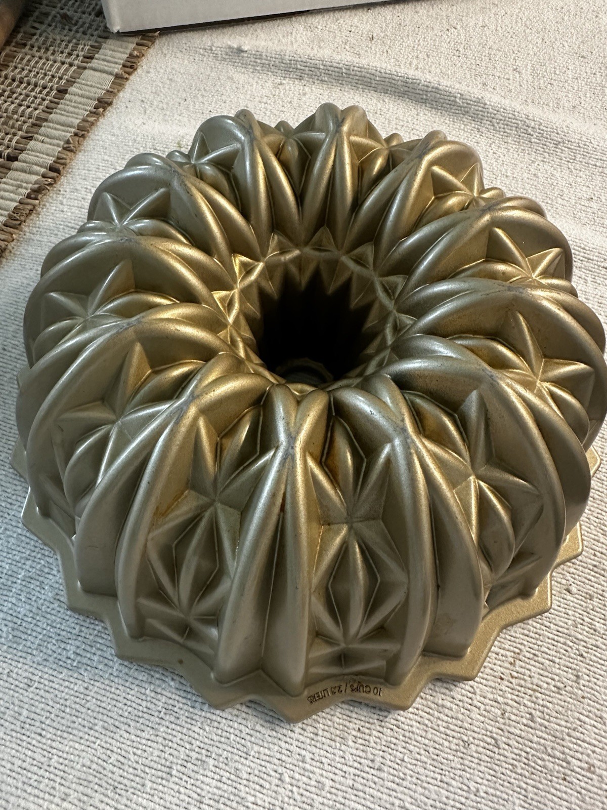 Nordic Ware Gold Cut Crystal Bundt Pan 10-Cup. Made in USA