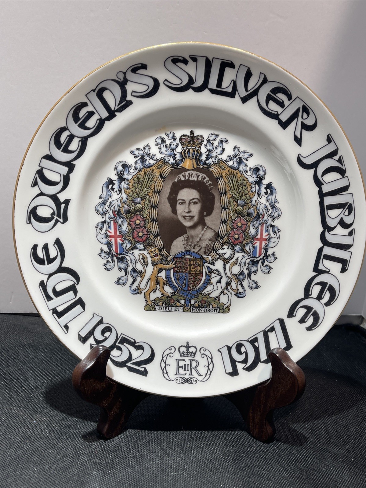 Vtg Queen Elizabeth II Silver Jubilee Commemorative Plate Fine China England 8”