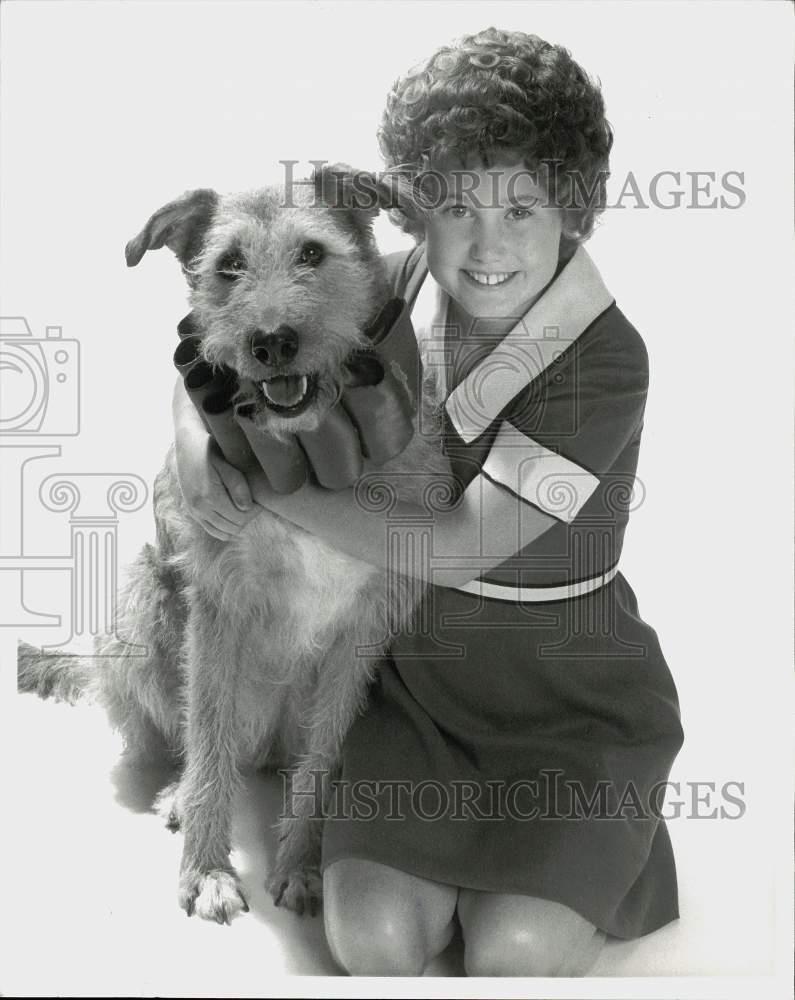 1982 Press Photo Kathleen Sisk as Annie & Dog Roxanne as Sandy in 