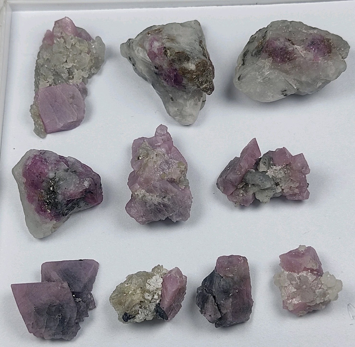 38 gm Flourscent Spinel Small Size Crystals/Specimens Lot With Nice View 