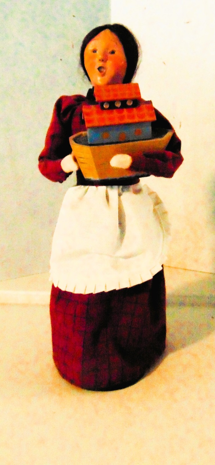 Byers Choice Carolers Woman with Ark 2006