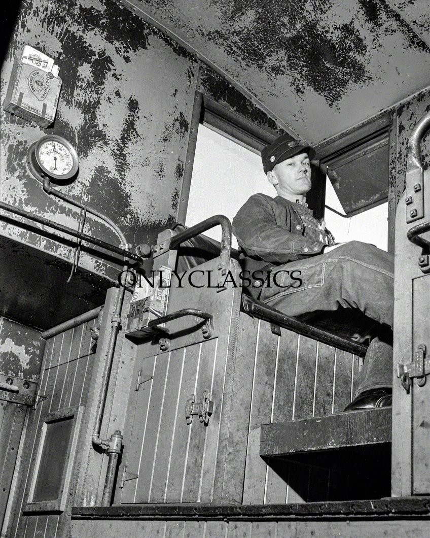 1943 ATCHISON, TOPEKA & SANTA FE REAR BRAKEMAN RAILROAD TRAIN CUPOLA 8X10 PHOTO