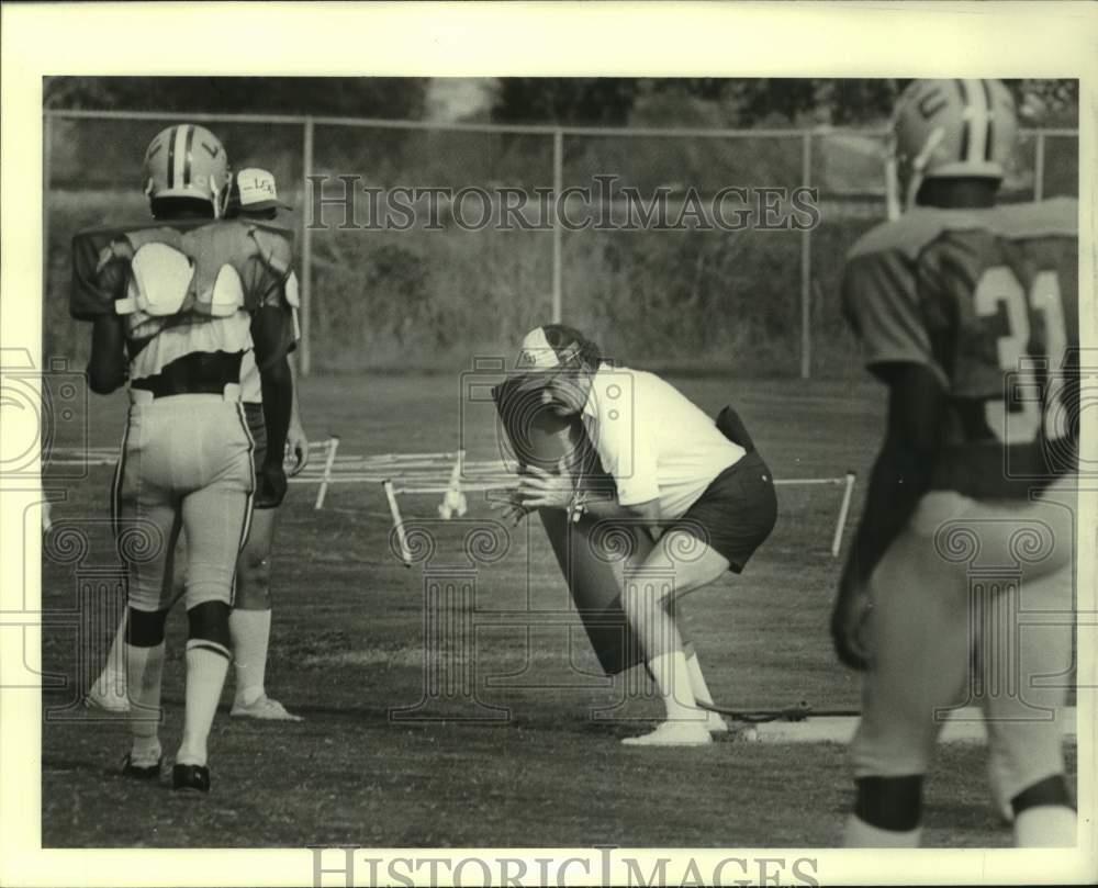 1980 Press Photo LSU football coach Charles McClendon demonstrates tackling