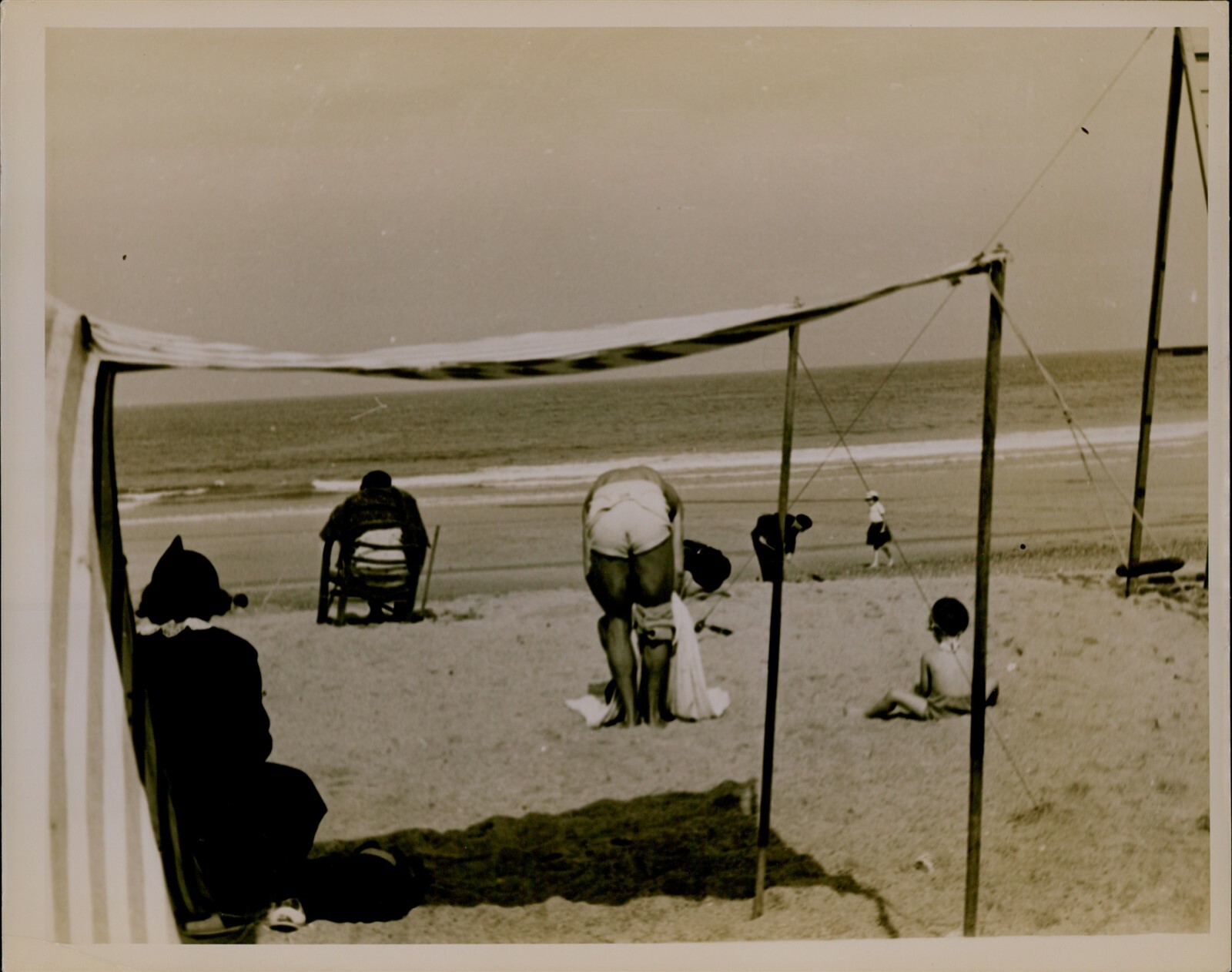 GA38 Original Photo WOMAN\'S BACKSIDE Bent Over at Beach France Sunbathing Body