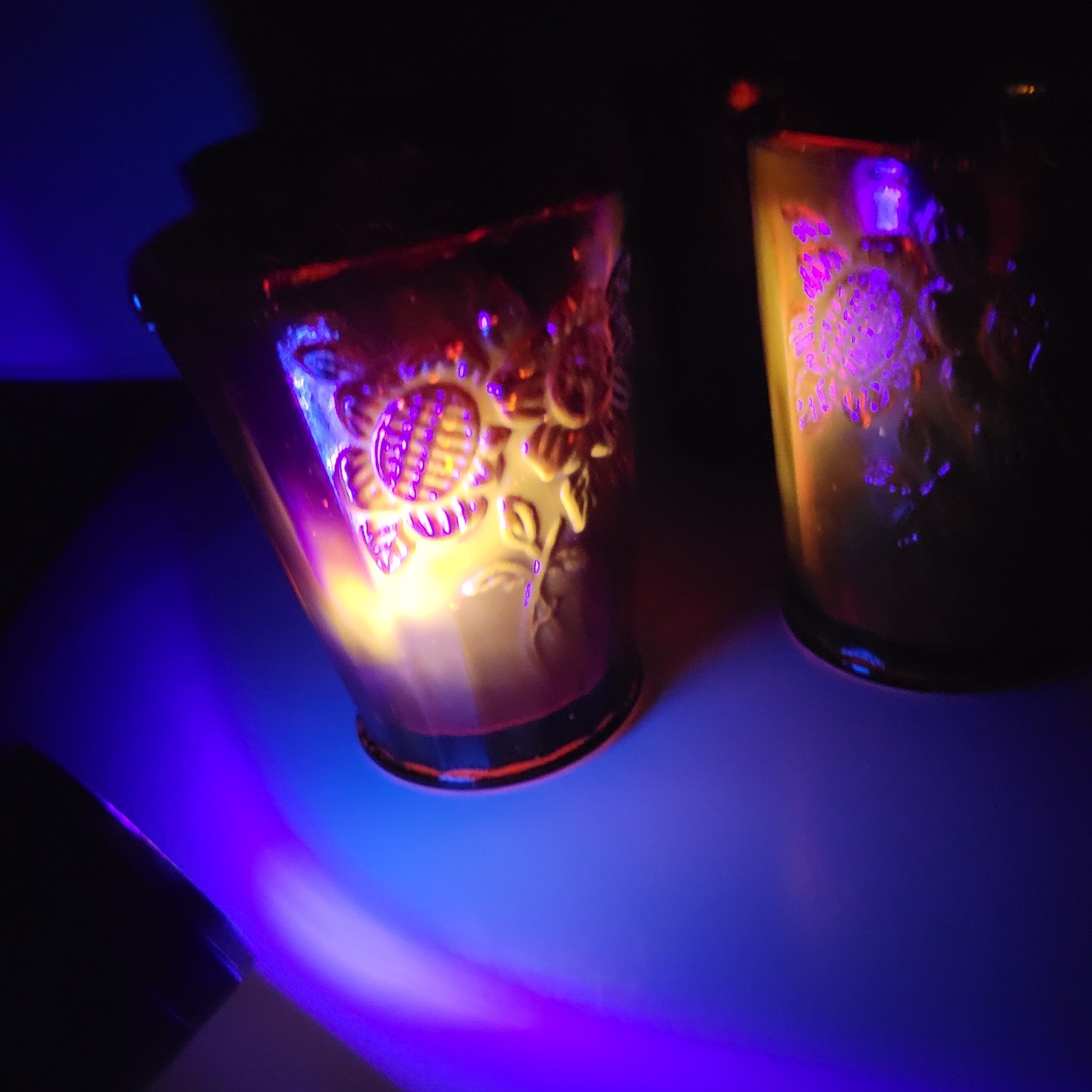4 VTG Amberina Glass Juice Cups Red Orange Glows Under UV Light Raised Floral 