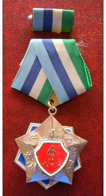 RARE VINTAGE CUBAN ORDER JUNE 6 POLICE 2ND CLASS REVOLUTION AWARD FIDEL CASTRO