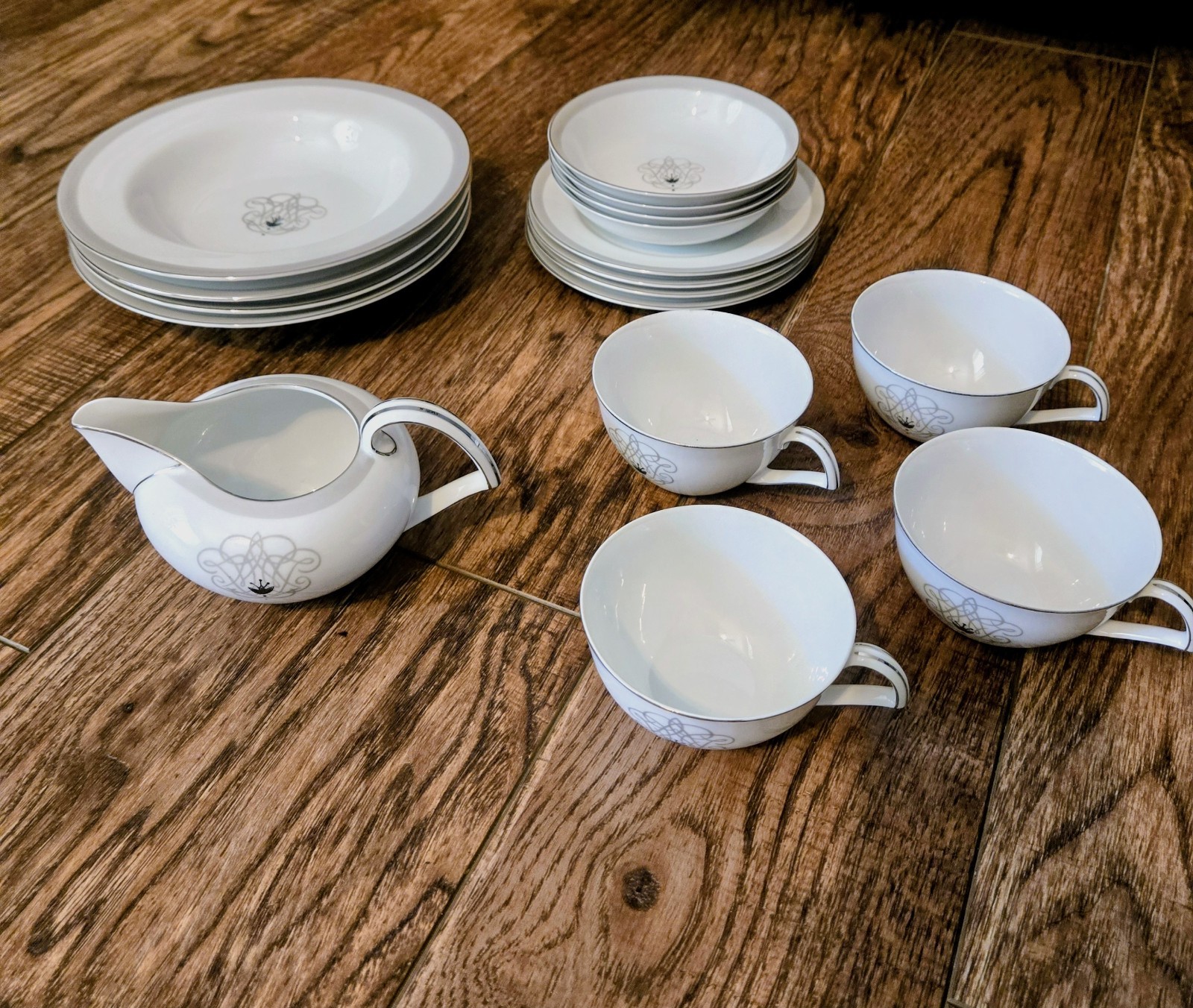 Vintage Princess by Narumi Fine China (17) Piece Set. Excellent Condition